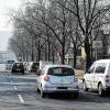 (Rö)   In der viel befahrenen Mainaustraße wird auf Höhe der Christophorus-Schule eine Tempo-30-Zone eingerichtet. Die Regelung soll zwischen sieben Uhr am Morgen und 17 Uhr am Nachmittag gelten. Das beschloss der Planungs- und Umweltausschuss in dieser Woche. Gegen den Vorschlag gab es drei Gegenstimmen, vor allem deswegen, weil für die Neuregelung zum Schutz der Schulkinder zwischen 15 und 20 Parkplätze wegfallen sollen und ein eingeschränktes Halteverbot eingerichtet werden soll.  Die Maßnahme sei aber notwendig, erklärte Stadtbaurat Christian Baumgart, um die Sicht auf herausrennende Schulkinder zu verbessern. Die Christophorus-Schule wird von Kindern und Jugendlichen besucht, die einen Förderbedarf insbesondere im Bereich ihrer kognitiven Entwicklung haben. Diskutiert wurde zudem, die Tempo-30-Regelung rund um die Uhr gelten zu lassen und nicht auf das genannte Zeitfenster zu beschränken. Der Vorschlag wurde aber abgelehnt, weil, wie Baumgart erläuterte, Untersuchungen ergeben hätten, dass Tempolimits umso weniger eingehalten würden, je länger man sie ausweite.
