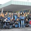 Erinnerungsfoto: Am Ringberghotel in Suhl posierten die Teilnehmer der Ausfahrt mit Organisator Peter Fuchs (4. von rechts) und Holger Klüpfel von der Lebenshilfe (Mitte kniend).