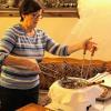 Vorsicht, heißes Fett: Landfrau Rosemarie Blechschmidt an der Fritteuse beim Schneeball-Backkurs in Creglingen.