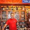 Freut sich seit drei Jahrzehnten auf die Gäste: Udo Karpenko feiert an diesem Samstag den 30. Geburtstag seiner Kneipe „Zum Holzwurm“ in Mellrichstadt.