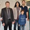(regi)   Von der Brauhausstraße in die Eschenbachstraße 2 ist die Zahnarztpraxis von Dr. med. dent. Kai Oliver Schmitt in Bad Königshofen umgezogen. Unlängst segneten die Pfarrer Karl Feser (links) und Lutz Mertten (rechts) das Erdgeschoss des Hauses. Die vier Behandlungsräume sind barrierefrei zu erreichen, Parkplätze sind vor dem neu gebauten Haus vorhanden. Bürgermeister Thomas Helbling begrüßte die Investition in die moderne Praxis und lobte die Standorttreue des Zahnmediziners. Über gute Arbeitsbedingungen und den Start in neuen Räumen freuen sich auch zehn Mitarbeiter sowie Ehefrau Sylvia Schmitt und Sohn Fabian.