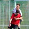 Nur nicht aufhalten lassen: Der Würzburger Dennis Schmitt (vorne) setzt sich hier gegen den Erlenbacher Philipp Traut durch.