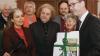 Rund 6500 Unterschriften haben die Sprecher des Aktionsbündnisses „Grüner Platz am Theater“, (vorne, von links) Dagmar Dewald, Jörg Töppner und Christa Grötsch, an Oberbürgermeister Christian Schuchardt übergeben. Hinten, von links: weitere Parteienvertreter mit Wolf von Bodisco, Raimund Binder und Patrick Friedl.