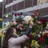 Blumen an einer Absperrung vor dem Kaufhaus Ahlens City in Stockholm