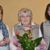 Seit 50 Jahren ist Rosa Gößmann (Mitte) im Schonunger Frauenbund engagiertes Mitglied. Dafür dankten Vorsitzende Heidemarie Roßkopf (links) und Schriftführerin Margarete Seufert.
