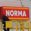 Gut vier Wochen nach der Schließung der Netto-Filiale in der Mainbernheimer Straße (gegenüber E-Center) wird in am Dienstag, 2. Mai, in dem Gebäude eine Norma-Filiale eröffnet. Die letzten Arbeiten laufen derzeit. Nach der Schließung der Netto-Filiale Ende März gibt es in Kitzingen noch einen Netto-Markt und zwar im Gewerbegebiet am Dreistock, auf dem Gelände des Netto-Verteilerzentrums. Die Frage, ob die Neueröffnung Anfang Mai Auswirkungen auf die Norma-Märkte im Schwalbenhof und/oder in der Äußeren Sulzfelder Straße hat, ist trotz Nachfragen nach wie vor offen. Auch im Stadtbauamt, so dessen Leiter Oliver Graumann, liegen dazu keine Informationen vor. Foto: Siegfried Sebelka