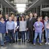 Eine besondere Besuchergruppe begrüßte der Bundestagsabgeordnete Bernd Rützel in dieser Woche in Berlin: Seine damalige Schulklasse aus dem Jahrgang 1967/68 der Rienecker Volksschule war zu Gast im Bundestag, teilt das Büro des Abgeordneten mit. 17 ehemalige Mitschülerinnen und Mitschüler trafen Rützel im Paul-Löbe-Haus, wo es einen Imbiss gab. Anschließend brachte Rützel die Gruppe zur Besuchertribüne über dem Plenarsaal, in dem über die Haltung der Bundesregierung zu verschärften Abgastests in Europa debattiert wurde.  Beim anschließenden Gespräch diskutierte die Gruppe mit dem ehemaligen Mitschüler über die Zukunft der Türkei, die Flüchtlingsfrage und die Arbeitsauslastung eines Abgeordneten. Überrascht reagierte die Gruppe auf Rützels Aussage, er hätte in der Regierungserklärung an einer Stelle bei der Rede von Bundeskanzlerin Merkel geklatscht. „Wenn ich einer Aussage zustimmen kann, dann stehe ich dazu. Vor zwei Jahren, als ihre eigene Fraktion sich von der Bundeskanzlerin abwandte, hat die SPD-Fraktion die Kanzlerin unterstützt.“, so Rützel. Auch nostalgische Erinnerungen an die gemeinsame Zeit kamen nicht zu kurz.  Am Abend besuchte die Gruppe einen Vortrag des Generalbundesanwalts Dr. Peter Frank in der bayerischen Landesvertretung. Referiert wurde, wie der Rechtsstaat auf das weltweite Erstarken des Extremismus, auf neue Kriminalitätsformen wie Cyberkriminalität oder auf ein wegen neuer Technologien geändertes Kommunikationsverhalten reagieren kann und soll. Nach dem Empfang zeigte Rützel seiner ehemaligen Schulklasse von der Kuppel des Reichstags aus Berlin bei Nacht. Eine Stadtrundfahrt und ein Besuch im Friedrichstadtpalast rundeten den Ausflug ab. Foto: Bildstelle Deutscher Bundestag