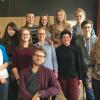 Die elf Schülerzeitungsreporter von „Konturen“ mit Workshop-Leiter Sidney Gennies (Mitte).