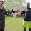 Bürgermeister Jürgen Heusinger (links) und Helfer und Bauhofmitarbeiter Marco Reiher, sind stolz auf den ersten Grabfelder Genuss-Handwerkermarkt.