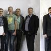 (hr)   Bei der Betriebsversammlung des Kurtz-Ersa-Konzerns wurden Mitarbeiter geehrt. Seit 25 Jahren gehören Frank Adam, Marcel Arburt und Erich Peter der Kurtz GmbH an. 40 Jahre sind es bei Gunther Dinziol, Albrecht Eitel, Alfons Ullrich und Wolfgang Hadwiger. Jubilare hatte auch die Kurtz Eisenguss GmbH & Co. KG: Für 25 Jahre im Betrieb wurde Goran Pejanovic geehrt, für 40 Jahre Klaus Diehm. Linkes Bild: die Betriebsjubilare der Kurtz GmbH mit (von links) Kurtz-Ersa-Personalleiter Günther Bartschat, Kurtz-Geschäftsführer Uwe Rothaug, die Geehrten Frank Adam, Marcel Arburt, Erich Peter, Alfons Ullrich, Albrecht Eitel, Gunther Dinziol und Wolfgang Hadwiger, Konzernbetriebsrat Joachim Kraft und Kurtz-Ersa-CEO Rainer Kurtz. Rechtes Bild: die Jubilare der Kurtz Eisenguss GmbH & Co. KG mit (von links) Personalleiter Bartschat, Konzernbetriebsrat Kraft, Geschäftsführer Andreas Hecker, die Geehrten Klaus Diehm und Goran Pejanovic, Geschäftsführer Graziano Sammati und CEO Kurtz.Fotos: Kurtz Ersa