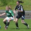 Julia Schneider (links) vom FC 05 behauptet den Ball gegen die Martina Burger.