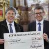Eine Spende in Höhe von 1000 Euro hat die VR-Bank Gerolzhofen-Unterspiesheim der Kirchengemeinde St. Sebastian in Unterspiesheim zukommen lassen. Dieser Betrag wurde aus den Mitteln des Gewinnsparvereins des Geldinstituts finanziert. Marco Wolf, Mitarbeiter der VR-Bank, übergab den Scheck im Rahmen des Passionskonzertes an Pfarrer Thomas Amrehn (links), der sich herzlich bedankte. Foto: Leo Stöckinger