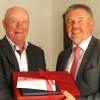 Paul Streng (rechts) gratulierte als stellvertretender Landrat Altbürgermeister Roman Christ zum 75. Geburtstag.