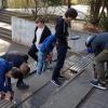 Auch in diesem Schuljahr wurde das Projekt „Praxis an Mittelschulen“ an der Schule Margetshöchheim erfolgreich durchgeführt. Im Vordergrund stehen die Erweiterung und Vertiefung der Berufsorientierung, die in Kooperation mit handwerklichen Betrieben umgesetzt und finanziell gefördert werden. Zum zweiten Mal war Jürgen Auinger, Chef der Schreinerei in Zell, dabei. Im Rahmen des Technikunterrichts wurden mit Schülerinnen und Schülern der 9. Klasse unter Leitung von Fachlehrerin Tanja Singh-Savinc Sitzgelegenheiten für den Pausenhof hergestellt. Foto: Stephan Debes