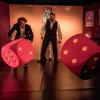 „Schuld und Schein“ in der  Theaterwerkstatt – dort dreht sich bis 24. Juni alles um das Geld (im Bild):  Angela Leupold, Benedict Freiderich, Stephan Ladnar