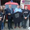 Feuerwehrkommandant Klaus Stapf (mit Krawatte) und Feuerwehrvereinsvorsitzender Karl Hehn freuen sich mit den Jungfeuerwehrleuten über die neuen T-Shirts.