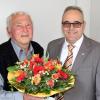 Andreas Hauwasser aus Stadtschwarzach feierte am Ostermontag 85. Geburtstag. Bürgermeister Volker Schmitt überreichte Blumen und einen Bocksbeutel.