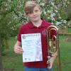 Max Lauter vom Orchester Sulzfeld präsentiert seine Urkunde des Nordbayerischen Musikbundes. Nach mehreren Wochen intensiven Probens mit seinem Musiklehrer Oliver Hummel, erreichte er das Leistungsabzeichen D1 in Bronze, heißt es in einer Pressemitteilung. Gerade übt er mit dem Orchester für „Musik zum Muttertag“ am Sonntag, 14. Mai, auf dem Sulzfelder Marktplatz. Bei schlechtem Wetter findet die Veranstaltung im Rathaus statt.
