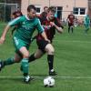 Peter Büttner (links) enteilt dem Rödelmaierer Michael Keidel und macht sich mit der DJK Wargolshausen auf den Weg in die Relegation.
