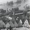 (lies)   Die vierjährige Bauzeit der Gemündener Mainbrücke hat Hans Weber mit mehreren Fotos dokumentiert. Diese Aufnahme zeigt den Bau der Pfeiler 1973. Der Anblick von der Scherenburg aus erinnert an heute, da die Fahrbahn nahezu komplett abgerissen ist.