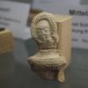Auch Funde aus dem Mittelalter sind in der neuen Ausstellungsvitrine im Prichsenstadter Rathaus zu sehen. Fundort ist ein Dorf, dass gut 100 Jahre nach Verleihung der Stadtrechte, wohl bei Streitigkeiten zwischen den Bischöfen von Bamberg und Würzburg, zerstört worden ist: Kleinschönbach. Dort fand man unter anderem dieses modisch gekleidete Tonfigürchen mit gewelltem Schleier.