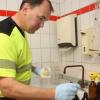 Klärwärter Stephan Götz prüft den Sauerstoffgehalt des Wassers. Klärwärter Stephan Götz prüft den Sauerstoffgehalt des Wassers.
