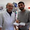 Tierarzt Dr. Georg Bauer und sein Kollege Salah Addin Alahmad ergänzen sich bei der Behandlung von Großtieren. Tierarzt Dr. Georg Bauer und sein Kollege Salah Addin Alahmad ergänzen sich bei der Behandlung von Großtieren.