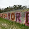 "Abschiebung=Mord", dieser Schriftzug unbekannter Aktivisten steht auf einer Mauer in der Weinlage am Würzburger Stein. Die Kriminalpolizei ermittelt.