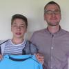 Das letzte Heimspiel der Fußball-Saison 2016/17 gegen den TSV Waldfenster nutzte die SG Sandberg I/Waldberg II, der Meister der B-Klasse Rhön 1, um ihrem jungen Nachwuchsschiedsrichter zum Bestehen seiner Schiedsrichterprüfung zu gratulieren. Der Vorsitzende des FC Sandberg, Jochen Bühner (rechts), überreichte Hannes Kirchner (links) ein Schiedsrichter-Trikot. „Der FC Sandberg ist sehr froh, dass sich ein Jugendlicher bereit erklärt hat, sich als Schiedsrichter in den Dienst des Vereins zu stellen. Neben Dieter Spiegel haben wir nun einen zweiten Schiedsrichter, der für den FC Sandberg pfeift“, freut man sich in Sandberg. Hannes Kirchner wird diesen Sonntag 14 Jahre alt, ist Schüler des Gymnasiums in Münnerstadt und absolvierte die Prüfung mit null Fehlern.