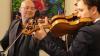 Die Vernissage der Ausstellung „Wanderer, kommst du nach Na” in der Mehrgenerationenwerkstatt Aidhausen wurde vom Künstler Florian Meierott selbst und seinen Geigenschülern Vincent Jäger und Thibaud Oguey (im Bild von links) musikalisch umrahmt.