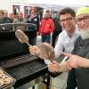 50 Gastwirte waren eingeladen, um Starkoch Stefan Marquard (rechts) bei seinem Seminar „Küchen-Rock" zu erleben. Fürs Foto wurde der Star von Markus Bammes von der Firma Nußbaumer unterstützt.