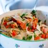 Dinkelnudeln mit Tomaten und Petersilie. Dinkelnudeln mit Tomaten und Petersilie.