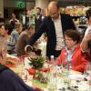 (vo)   Für das dritte Käse-Seminar des Kupsch-Markts im Rahmen der Main-Post-Akademie hatten sich Familie Kühhirt, die Inhaber des Marktes, etwas Besonderes einfallen lassen: Sie engagierten Michael Rebmann von der Dorfkäserei Geifertshofen, der eine Auswahl von Käsesorten aus Bio-Heumilch von der Hohenloher Ebene im Landkreis Schwäbisch Hall präsentierte. Die zehn Familienbetriebe, die Heumilch liefern, verzichten komplett auf siliertes und gegartes Futter für ihre Kühe, erläuterte Rebmann. So erlebten die 23 Teilnehmer einen kurzweiligen und informativen Abend, bei dem die beiden Kupsch-Käsesommeliers Rita Heun und Yvonne Malsch sechs Käsesorten servierten – vom edel-würzigen Weinbauernkäse über einen Schwarzbier- und Schwarzkümmelkäse bis hin zum Parmesan „Via Aurélia“. Christian Fürböter, Inhaber des Weinguts Martin in Homburg, kredenzte den Gästen auf spritzige und witzige Art die passenden Weine dazu. Neben drei modernen Weinen aus der Reihe „Vorspiel“ hatte er einen Bacchus und einen Spätburgunder vom Homburger Kallmuth sowie einen geschmeidigen Rotwein vom Dertinger Mandelberg ausgesucht. „Wir möchten mit diesen Akademie-Veranstaltungen deutlich machen, dass Lebensmittel Mittel zum Leben sind“, betonte Bernd Kühhirt am Ende der rund zweistündigen Veranstaltung und spornte die Gäste an, das fachkundige Personal an der Käsetheke beim Einkauf mit Fragen zu fordern.