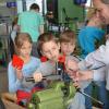 Die Buben und Mädchen der AG Technik der vierten Klasse der Grundschule Karlstadt waren zu Besuch beim Sonnenschutzexperten bei Warema in Marktheidenfeld.