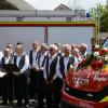 Der evangelische Pfarrer Peter Laudi (links) und sein katholischer Kollege Berthold Grönert segnen das neue Fahrzeug der Feuerwehr Uettingen.