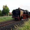 (fed)   Das Deutsche Dampflok-Museum im oberfränkischen Neuenmarkt-Wirsberg wurde vor 40 Jahren gegründet. Zu den traditionellen Pfingstdampftagen des Museums ist am Pfingstsonntag ein Sonderzug der Meininger Dampflokvereins – natürlich mit Dampflokomotive, der 50380, sowie historischen Waggons – für eine Sonderfahrt zum Jubiläumsfest nach Neuenmarkt-Wirsberg gefahren. Das Deutsche Dampflok-Museum liegt am Fuß der schiefen Ebene, der ältesten Steilrampe Europas. Natürlich wurden den Besuchern auch bei Extradampftouren Mitfahrgelegenheiten über diese berühmte Bahnstrecke angeboten. Darüber hinaus waren die Besucher fasziniert über den 15-ständigen Ringlokschuppen, eine Segmentdrehscheibe, Wasserkräne, eine Bekohlungsanlage und den Bekohlungskran im funktionsfähigen Kohlenhof. Unser Bild, in Oberstreu aufgenommen, zeigt den Sonderzug bei der Rückfahrt. Zum Vormerken: Der nächste Sonderzug des Meininger Dampflokvereins fährt am Samstag, 17. Juni, nach Sonneberg zum Tag der offenen Tür beim Modelleisenbahnhersteller Piko.