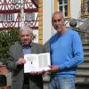 Große Lücken im Wissen um die Ortsgeschichte füllte Professor Klaus Wagner (links) mit seinem Buch „Winterhausen im Mittelalter - Was die Urkunden erzählen.“ Auf 228 Seiten liefert es Berichte, Daten, Fakten, Quellenhinweise und Bilder. Sie sind das Ergebnis mühsamer Recherchen in vielen Archiven. Bürgermeister Wolfgang Mann zollte dem Autor Dank und Anerkennung für diese Leistung.