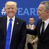 US-Präsident Donald Trump (l) lacht am 25.05.2017 im Nato-Hauptquartier in Brüssel (Belgien), während er bei einem Arbeitsessen mit Nato-Generalsekretär Jens Stoltenberg spricht.