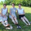 Zeigt her eure Füße: Die Deutsche Weinkönigin Lena Endesfelder (Mitte), die Deutschen Weinprinzessinnen Mara Walz links) und Christina Schneider (rechts) in den Weinbergen oberhalb Dettelbachs.