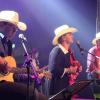 Zum ökumenischen Pfingst-Gottesdienst Sing & Dance lädt die Familie Strohofer am Pfingstmontag, 5. Juni, während des Familientages am Trucker- und Country-Festivals ein. Wortgottesdienst-Leiterin Manuela Strohofer wird zusammen mit dem evangelischen Pfarrer und Liedermacher Johannes Matthias Roth, dessen Tochter Christianna und seiner Band „die Kraft des Geistes Gottes in unserem Leben in Wort, Musik und Tanz feiern“, heißt es in der Einladung. Dazu sind insbesondere auch Line-Dancer sowie Western- und Country-Tänzer willkommen. Als besondere Gäste werden Country-Musiker Dietmar Wächtler an der Steel-Guitar und Bernie Papstitella dabei sein. Der ökumenische Gottesdienst beginnt um 11.30 Uhr in der Eventhalle am Rasthof Strohofer in Geiselwind. Der Eintritt ist an diesem Familienmontag im ganzen Gelände und in der Eventhalle frei.  Foto: Heide Aschemond