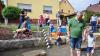 Leonhard Neubert aus dem Vorstand der Teilnehmergemeinschaft stieg in die Fluten und nahm mit seinem Enkel und den Kindergartenkindern den neuen Rüdenhäuser Wasserspielplatz in Betrieb. Bürgermeister Gerhard Ackermann (rechts) beobachtet die Szene von Land.