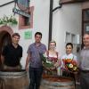 Der neue Ratskeller im Herzen Retzstadts lädt zur Einkehr mit fränkisch-mediterraner Küche. Über die Wiedereröffnung freuen sich Reinhold Full und Sebastian Koch vom Weinbauverein, die Weinprinzessin Olivia, die Wirtin Gabriela Bordyl und Bürgermeister Karl Gerhard.