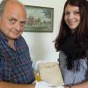 Stadtarchivar Thomas Künzl überreichte die wertvollen Schriftstücke aus der Zeit der Gegenreformation an die Mitarbeiterin des Instituts für Geschichte, Stefanie Weidmann.
