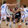 In der Halle des Deutschhaus-Gymnasiums entschied die U 19 der s.Oliver Würzburg Akademie das erste NBBL-Qualifikationsturnier für sich, obwohl sie dem Team der TS Jahn München unterlag. Hier wird Jakob Jeßberger (am Ball) von gleich drei Münchnern in die Zange genommen.