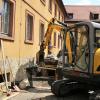 Die Bauarbeiten für die Sanierung des Mittelbaus auf der Ostseite des Rathaushofes haben begonnen. Im Bild erfolgt der Teilabbruch der Eingangstreppe.