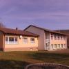 Was wird aus dem Gruppenhaus in Oberwaldbehrungen? Eine grundlegende Sanierung käme die Stadt Ostheim sehr teuer.