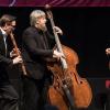 Die Band „Wildes Holz“ – Tobias Reisige (Blockflöte), Markus Conrads (Kontrabass) und Anton Karaula (Gitarre) – in Aktion.