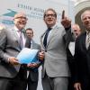 Die Juristen Dirk Heckmann (links) und Udo Di Fabio (Zweiter von links) sowie der Physiker Armin Grunwald (rechts) überreichten am Dienstag in Berlin den Bericht der Ethikkommission für selbstfahrende und vernetzte Autos an Bundesverkehrsminister Alexander Dobrindt (CSU).