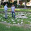 (ret)   Am 10. Juli geht?s los: An der Stelle des alten Wasserbeckens im Badgarten in Tauberbischofsheim entsteht ein neuer Wasserspielplatz mit Schöpfrad, Sandlabor, Pumpe, Klappwehren, Brücken und Matschbereich. Der Brunnen für das erforderliche Wasser ist bereits gebohrt, das Wasser kann dann über das Schöpfrad von den Kindern selbst gefördert werden. Die Kosten von bis zu 50 000 Euro werden von der Bürgerstiftung Tauberbischofsheim getragen, wie die Stadt in einer Pressemitteilung informiert. Ende August soll der Wasserspielplatz durch die Tauberbischofsheimer Firma Rudolf Brandel fertiggestellt sein, während der Bauzeit bleiben die umliegenden Spielgeräte weiterhin nutzbar. „Schon jetzt treffen sich hier viele junge Familien“, so Bürgermeister Wolfgang Vockel (links), „mit dem neuen Wasserspielplatz werden hier die Spielmöglichkeiten für Kinder noch deutlich ausgebaut und gerade an heißen Tagen werden sich sicherlich auch ältere Kinder dort vergnügen.“