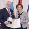 (ela)   Claus Lux aus Kitzingen wurde am Freitag mit der Bayerischen Staatsmedaille für soziale Verdienste in München von Ministerin Emilia Müller ausgezeichnet. „Mit Ihrem Beitrag stemmen Sie sich gegen das Vergessen“, lobte die Staatsministerin den Bäckermeister im Ruhestand und überreichte ihm die Urkunde. Seit fast 40 Jahren engagiert sich der 79-Jährige in außergewöhnlicher Weise in der Landsmannschaft Schlesien, Nieder- und Oberschlesien sowie im Bund der Vertriebenen. 1981 wurde er zum Vorsitzenden der Kreisgruppe Kitzingen der Landsmannschaft gewählt, seit 2005 zum Vorsitzenden des Bezirksverbandes Unterfranken. „Sie treten mit großer Leidenschaft dafür ein, das kulturelle Erbe Schlesiens zu bewahren und an die nachfolgenden Generationen weiterzugeben“, heißt es in der Laudatio.
